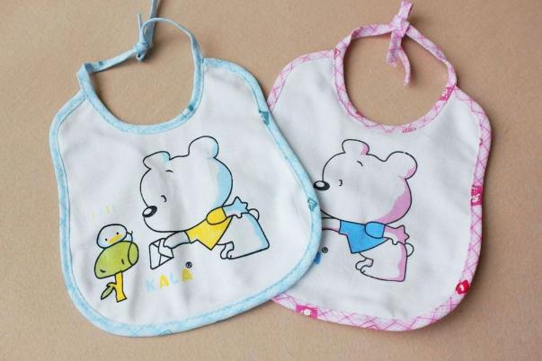 嬰兒圍兜的作用 新生兒需要圍兜嗎 嬰兒圍兜的作用 新生兒需要圍兜嗎