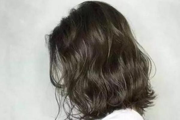 冷燙會導(dǎo)致脫發(fā)嗎 冷燙對頭發(fā)的傷害大嗎