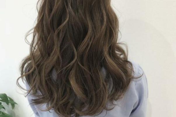 冷燙會導(dǎo)致脫發(fā)嗎 冷燙對頭發(fā)的傷害大嗎