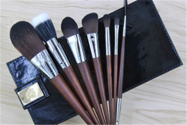 粉底刷會(huì)把毛孔刷大嗎 粉底刷對(duì)皮膚有害嗎 粉底刷會(huì)把毛孔刷大嗎 粉底刷對(duì)皮膚有害嗎