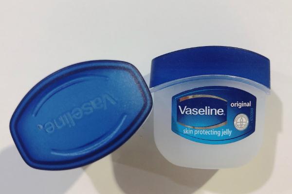 凡士林有消炎作用嗎 凡士林會(huì)讓皮膚變黑嗎 凡士林有消炎作用嗎 凡士林會(huì)讓皮膚變黑嗎