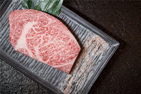 和牛會有寄生蟲嗎 和?？梢陨詥?></p><h3>和牛好吃嗎<br/></h3><p>首先是和牛有一股甜香的牛油味道，比普通牛肉更有牛肉味道；第二個感覺就是口感嫩滑，這是因為雪花牛肉結構肥瘦相間，沒有筋膜，入口即化，像雪花落入口中；第三是擁有充足的汁水，簡單的煎烤之后，在肉中均勻分布的大理石油脂開始融化，所以咬下去，就會在嘴里溢出香濃的汁水。</p>		</div>
<div align=