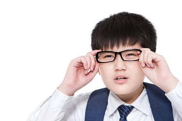 兒童近視是戴眼鏡好還是不戴眼鏡好 兒童近視是缺什么造成 兒童近視是戴眼鏡好還是不戴眼鏡好 兒童近視是缺什么造成