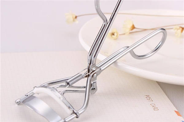 睫毛夾為什么夾了不翹 睫毛夾正確使用方法 睫毛夾為什么夾了不翹 睫毛夾正確使用方法