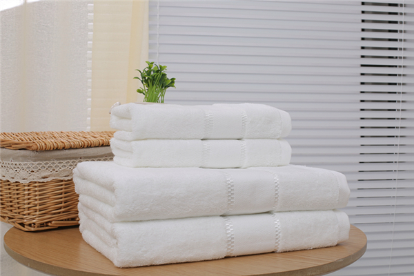 浴巾可和別人共用嗎 浴巾買棉的好還是超細(xì)纖維