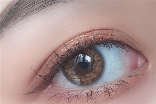 美瞳戴著霧蒙蒙的咋回事 美瞳帶上老是滑怎么辦