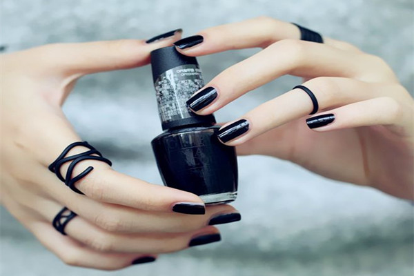 指甲油是什么成分 指甲油味道有毒嗎 指甲油是什么成分 指甲油味道有毒嗎