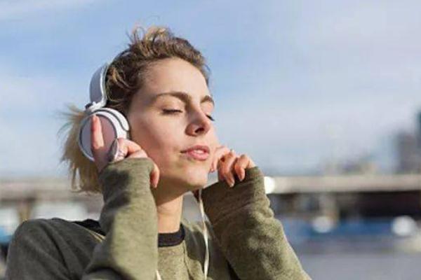 長期戴耳機會造成聽力損傷嗎 長期戴耳機會引起中耳炎嗎 長期戴耳機會造成聽力損傷嗎 長期戴耳機會引起中耳炎嗎