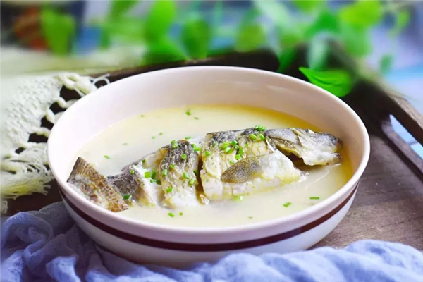 鯽魚(yú)和裙帶菜可以燉湯嗎 鯽魚(yú)很什么一起燉最好