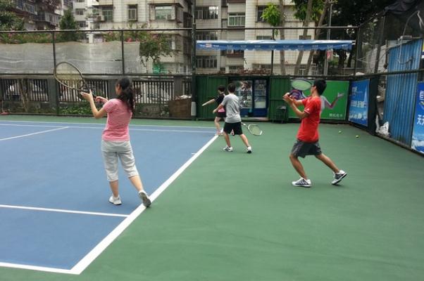 打網球會讓手臂變粗嗎 打網球對近視有好處嗎