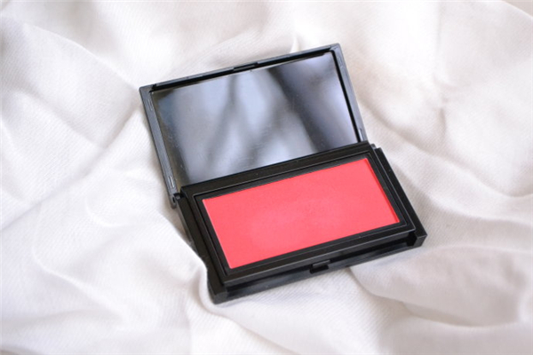 腮紅是粉狀好還是膏狀好 腮紅買(mǎi)多少錢(qián)合適