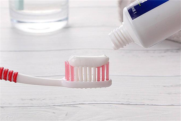 牙膏對(duì)燙傷有作用嗎 牙膏的妙用有哪些 牙膏對(duì)燙傷有作用嗎 牙膏的妙用有哪些