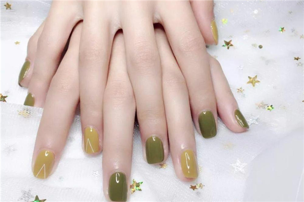 美甲底膠和封層的區(qū)別 美甲底膠烤多久才干 美甲底膠和封層的區(qū)別 美甲底膠烤多久才干