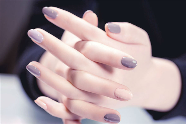 美甲底膠和封層的區(qū)別 美甲底膠烤多久才干 美甲底膠和封層的區(qū)別 美甲底膠烤多久才干