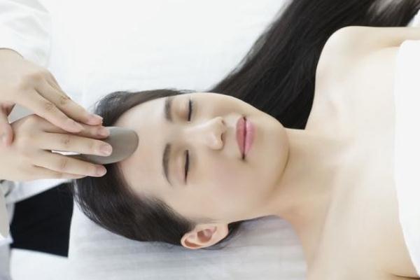 面部刮痧有什么好處與功效 面部刮痧會讓皮膚松弛嗎 面部刮痧有什么好處與功效 面部刮痧會讓皮膚松弛嗎
