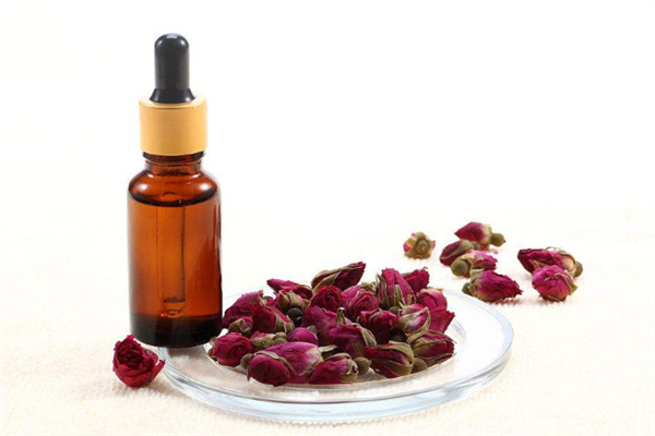 玫瑰精油可以用來護理頭發(fā)嗎 玫瑰精油護發(fā)怎么用 玫瑰精油可以用來護理頭發(fā)嗎 玫瑰精油護發(fā)怎么用