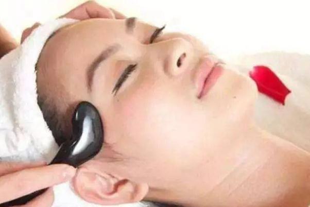 面部刮痧有什么好處與功效 面部刮痧會讓皮膚松弛嗎 面部刮痧有什么好處與功效 面部刮痧會讓皮膚松弛嗎