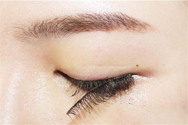 假睫毛天天戴有影響嗎 假睫毛貼上會(huì)不舒服嗎 假睫毛天天戴有影響嗎 假睫毛貼上會(huì)不舒服嗎