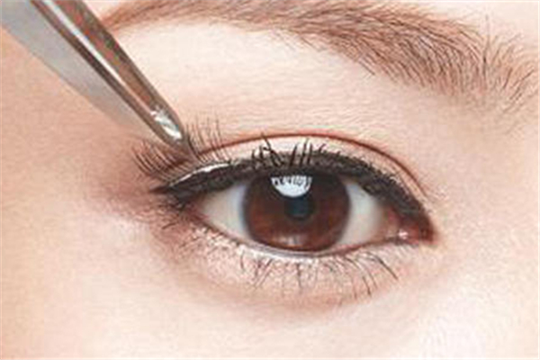 假睫毛天天戴有影響嗎 假睫毛貼上會(huì)不舒服嗎 假睫毛天天戴有影響嗎 假睫毛貼上會(huì)不舒服嗎