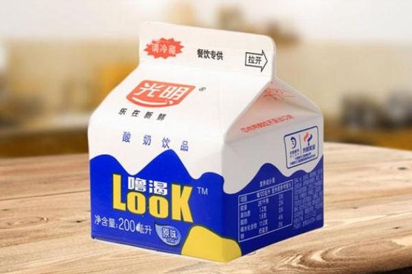 光明酸奶的功效與作用 光明?？仕崮痰暮锰幱惺裁?></p><h3>光明?？仕崮痰暮锰幱惺裁?/h3><p>光明LOOK酸奶的好處是口感細膩，奶香濃郁，入口純滑，促進鈣等多種礦物質(zhì)吸收，幫助人體消化乳糖，是營養(yǎng)價值很高的一等奶，營養(yǎng)好更健康。巴氏殺菌工藝，營養(yǎng)流失少，更接近于原奶。光明乳業(yè)業(yè)務(wù)淵源始于1911年，擁有100多年的歷史，逐步確立以牧業(yè)、乳制品的開發(fā)、生產(chǎn)和銷售為主營業(yè)務(wù)，是中國領(lǐng)先的高端乳品引領(lǐng)者。公司擁有世界一流的乳品研究院、乳品加工設(shè)備以及先進的乳品加工工藝。主營產(chǎn)品包括新鮮牛奶、新鮮酸奶、乳酸菌飲品、常溫牛奶、常溫酸奶、奶粉、嬰兒奶粉、奶酪、黃油、冰淇淋、烘焙等多個品類。牧場管理采用光明乳業(yè)獨有的“千分牧場”評價標準體系，對所有牧場獸醫(yī)保健、繁殖育種、飼料飼養(yǎng)、生奶質(zhì)量、防暑降溫、安全生產(chǎn)等六大版塊進行評分，在確保生乳品質(zhì)安全、可靠、優(yōu)質(zhì)前提下，全面提升奶牛牧業(yè)技術(shù)集成水平。</p><p style=