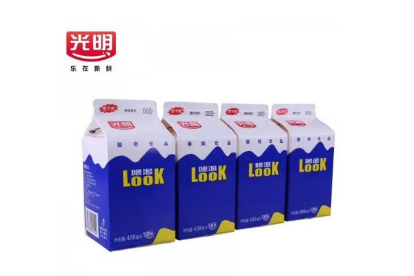 光明酸奶的功效與作用 光明?？仕崮痰暮锰幱惺裁?></p><h3>什么人適合喝酸奶</h3><p>1、動脈硬化和高血壓病患者：一些營養(yǎng)學(xué)專家發(fā)現(xiàn)，酸奶中含有一種牛奶因子，有降低人體中血清膽固醇的作用。酸奶中的乳酸鈣極易被人體吸收。有人做過實驗，每天飲720克酸奶，一周后能使血清膽固醇明顯下降。<br/>2、腫瘤病患者：酸奶中的雙岐乳桿菌在發(fā)酵過程中，產(chǎn)生醋酸、乳酸和甲酸，能抑制硝酸鹽還原菌，阻斷致癌物質(zhì)亞硝胺的形成，起到防癌的作用。歐洲乳業(yè)發(fā)達的一些國家，認為一天一杯酸牛奶，婦女甭愁乳腺癌。<br/>3、年老體弱病人：酸奶中的乳酸菌能分解牛奶中乳糖形成乳酸，使腸道趨于酸性，抑制在中性或堿性環(huán)境中生長繁殖的腐敗菌，還能合成人體必須的維生素B、葉酸和維生素E等營養(yǎng)物質(zhì)，其本身又富含蛋白質(zhì)和維生素A，對年老體弱十分有益。<br/>4、使用抗生素者：抗生素在控制致病菌的同時非致病菌也受到了抑制，這樣輕則出現(xiàn)食欲不振、惡心嘔吐、頭暈?zāi)垦５?，重則會導(dǎo)致另一種感染性疾病。而酸奶中含有活性的長分枝桿菌，可以使胃腸菌群失調(diào)重新獲得平衡。<br/>5、骨質(zhì)疏松患者：酸奶中含有極易被人所吸收的乳酸鈣。這就增加患者的鈣元素，對防治骨質(zhì)疏松有一定的益處。</p><p style=