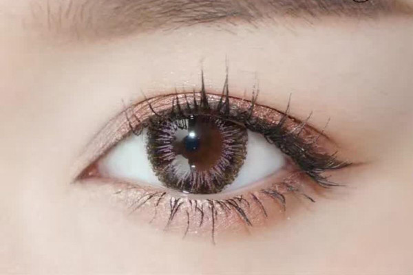 美瞳會(huì)讓眼睛看起來變大嗎 美瞳會(huì)不會(huì)滑到眼球后面