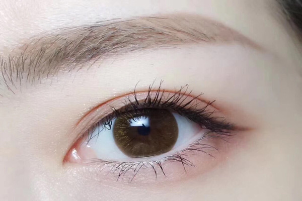 戴美瞳能滴眼藥水嗎 戴美瞳滴了眼藥水會(huì)怎么樣