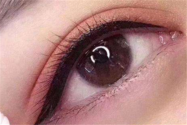 美瞳線會(huì)讓眼睛看起來(lái)大嗎 美瞳線起什么作用