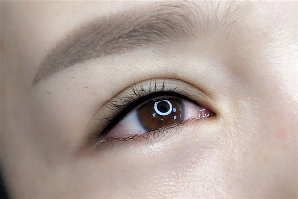 美瞳線(xiàn)紋了眼睛要腫幾天 美瞳線(xiàn)腫了可以用冰袋消腫嗎