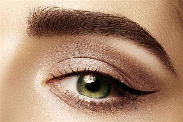 美瞳線(xiàn)紋了眼睛要腫幾天 美瞳線(xiàn)腫了可以用冰袋消腫嗎