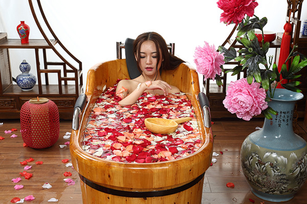 泡澡的時(shí)候可以喝酒嗎 泡澡前要吃東西嗎 泡澡的時(shí)候可以喝酒嗎 泡澡前要吃東西嗎