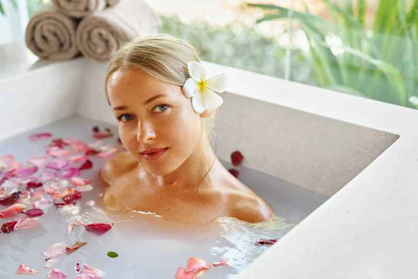 泡澡的時(shí)候可以喝酒嗎 泡澡前要吃東西嗎 泡澡的時(shí)候可以喝酒嗎 泡澡前要吃東西嗎