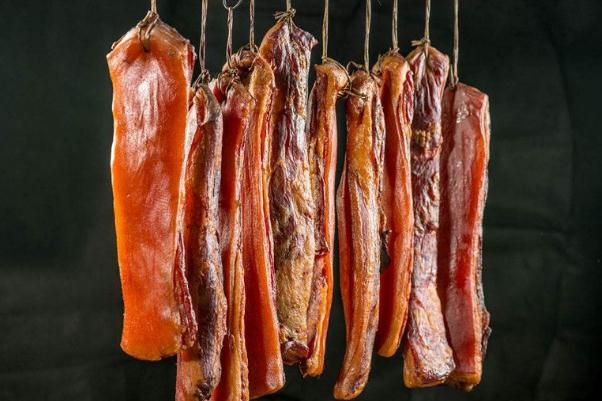 熏臘肉對(duì)人體有好處嗎 熏臘肉可以放冰箱嗎