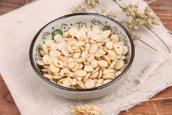 桃仁去皮和不去皮有什么不同 桃仁入藥需要去皮嗎 桃仁去皮和不去皮有什么不同 桃仁入藥需要去皮嗎