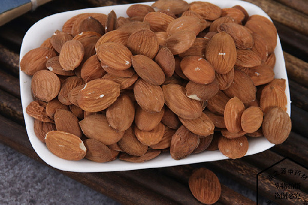 桃仁去皮和不去皮有什么不同 桃仁入藥需要去皮嗎 桃仁去皮和不去皮有什么不同 桃仁入藥需要去皮嗎