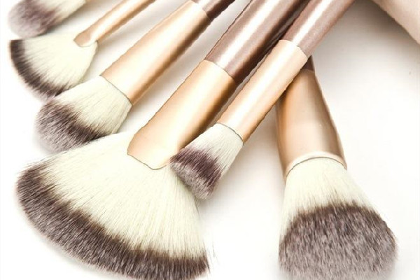 化妝刷買來(lái)需要洗嗎 化妝刷怎么清洗