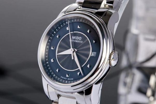 手表為什么戴在左手上 手表為什么不戴就停了 手表為什么戴在左手上 手表為什么不戴就停了