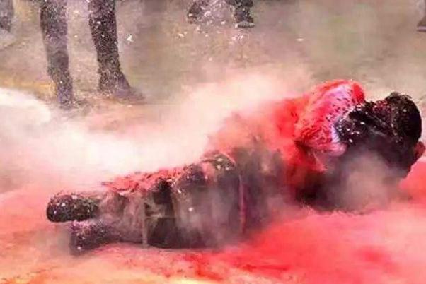 婚鬧是哪里的風俗 新郎遭婚鬧被綁樹上狂潑面粉 婚鬧是哪里的風俗 新郎遭婚鬧被綁樹上狂潑面粉