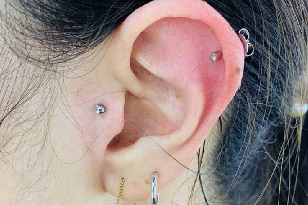 打耳骨是手穿好還是槍打好 打耳骨怎么避免增生 打耳骨是手穿好還是槍打好 打耳骨怎么避免增生