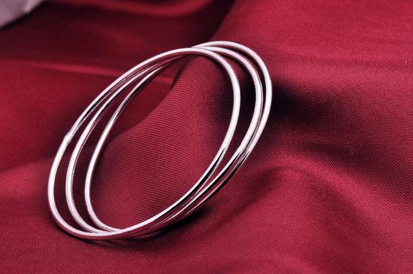 銀手鐲孕婦可以帶嗎 銀手鐲有劃痕了怎么可以復(fù)原 銀手鐲孕婦可以帶嗎 銀手鐲有劃痕了怎么可以復(fù)原