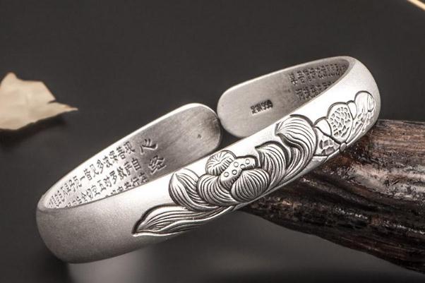 銀手鐲孕婦可以帶嗎 銀手鐲有劃痕了怎么可以復(fù)原 銀手鐲孕婦可以帶嗎 銀手鐲有劃痕了怎么可以復(fù)原