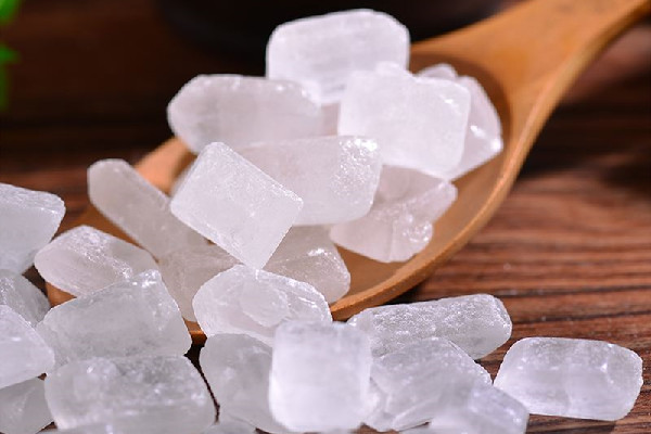 冰糖買白的還是黃的 冰糖買什么樣的好 冰糖買白的還是黃的 冰糖買什么樣的好