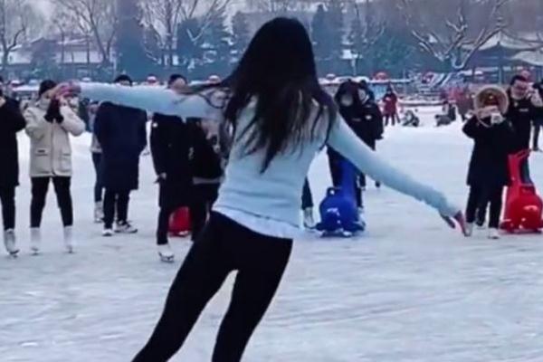 滑冰是奧運(yùn)會(huì)項(xiàng)目嗎 陳虹伊什剎?；懒?></p><h3>陳虹伊什剎海滑冰太美了</h3><p>北京時(shí)間2022年1月24日星期一消息，此前不久，北京冬奧會(huì)中國(guó)花滑名單出爐，讓人頗感意外的是，花滑女單選手唯一的名額，落在了朱易的身上，而不是陳虹伊。這對(duì)于陳虹伊來(lái)說(shuō)，是個(gè)巨大的遺憾。過(guò)去多年來(lái)的努力，變成了無(wú)法參賽的傷感。而在近日，陳虹伊現(xiàn)身什剎海冰湖，在冰上的一段花滑舞蹈，絕對(duì)的驚艷全場(chǎng)、翩若驚鴻、婉若游龍。女神靡顏膩理，美艷不可方物。身高1米72的陳虹伊，體態(tài)修長(zhǎng)完美。她2002年出生于北京，2008年起，才6歲的她開(kāi)始學(xué)習(xí)滑冰，到了2016年，14歲的陳虹伊開(kāi)始展現(xiàn)自己的芳華魅力，完美的天賦！在當(dāng)年的全國(guó)花樣滑冰比賽中，陳虹伊就拿到了單人滑亞軍。2年后，還是在全國(guó)花樣滑冰冠軍賽中，陳虹伊收獲了冠軍。</p><p style=