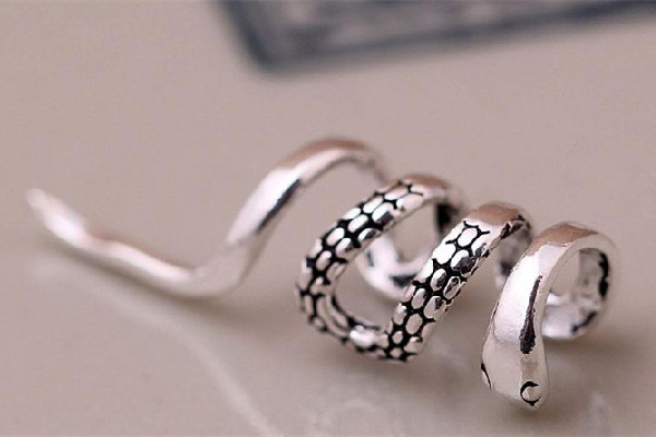 銀飾可以戴著睡覺(jué)嗎 銀飾可以祛濕排毒嗎 銀飾可以戴著睡覺(jué)嗎 銀飾可以祛濕排毒嗎