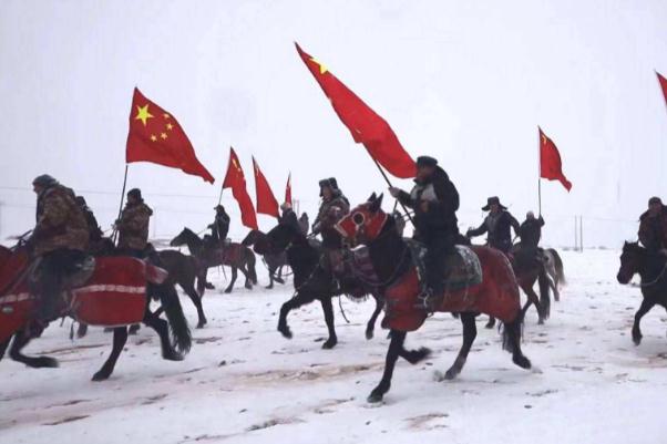 冬奧會(huì)幾年一次 牧民雪中奔馬送中國(guó)健兒出征 冬奧會(huì)幾年一次 牧民雪中奔馬送中國(guó)健兒出征
