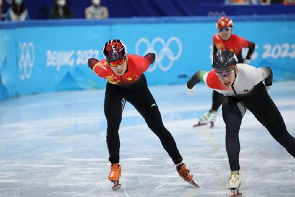 武大靖碰任子威的手示意他先走 短道速滑起源于哪個(gè)國家