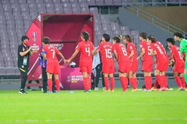 “退錢(qián)哥”唱鏗鏘玫瑰祝女足奪冠 中國(guó)女足隊(duì)員月薪真的只有幾千