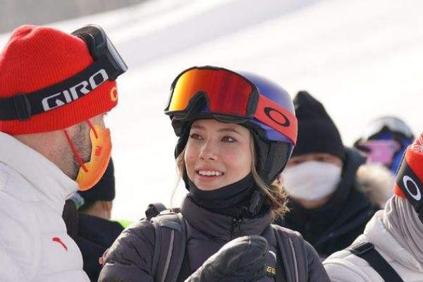 谷愛凌到現(xiàn)場(chǎng)給中國隊(duì)加油 滑雪要注意哪些事項(xiàng)