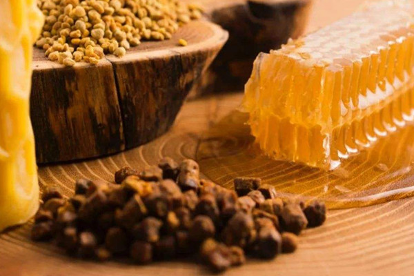 蜂膠是如何形成的 蜂膠是酸性還是堿性的 蜂膠是如何形成的 蜂膠是酸性還是堿性的