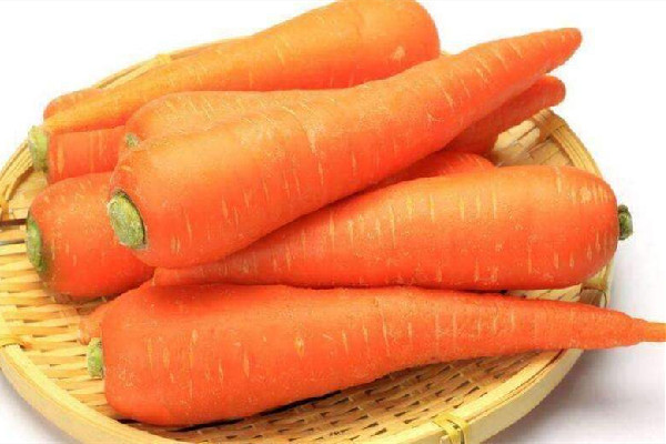 胡蘿卜生吃和熟吃的功效有什么不同 胡蘿卜的功效和作用